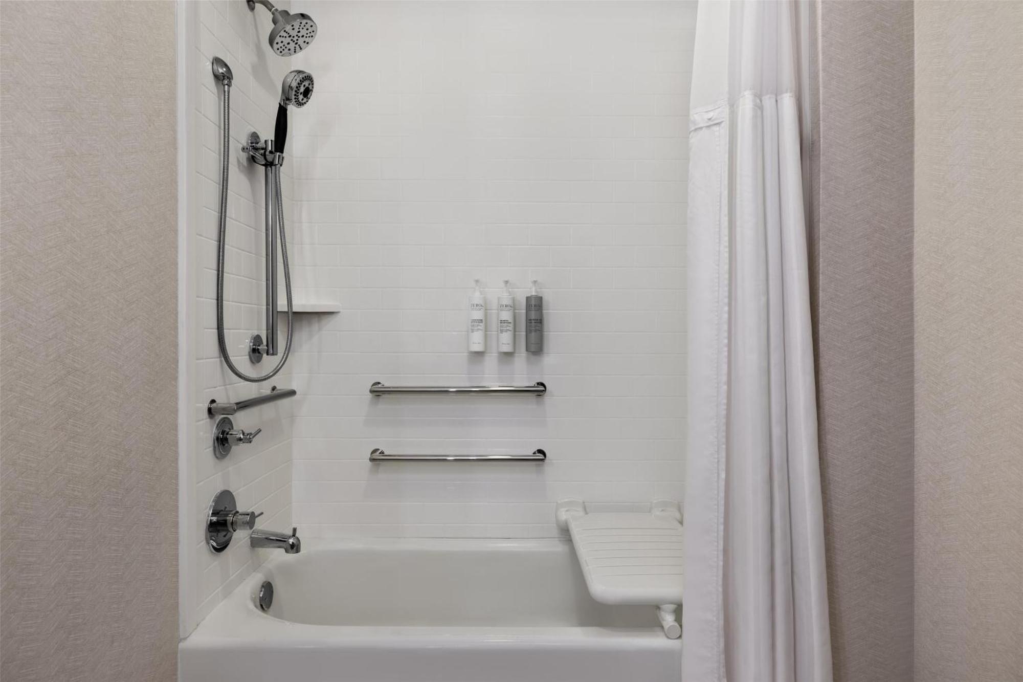 King Room Tub Mobility Hearing Access,1703551053:JPEG
